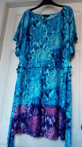 BCBGMaxazria blaues Stretchkleid. Größe L, Farbtonformdruck, Krawatte Rückenlehne, Batwing Dolman - Bild 1 von 19