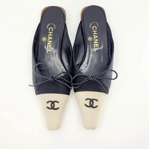 CHANEL Vintage Flat Mules 37.5 US 7.5 Pointed Toe Black Cream Fabric CC Logo Y2K - Foto 1 di 13
