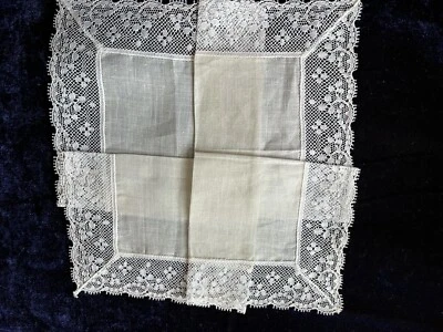 PAÑUELO DE ENCAJE DE NOVIA BLANCO PRECIOSO VINTAGE 10-3/4" Foto 1 de 2