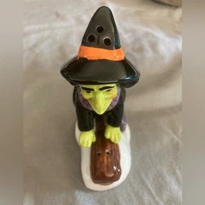 Hexe Keramik Figur mit Hut Salz und Pfefferstreuer Hexe auf Besen - Bild 1 von 4
