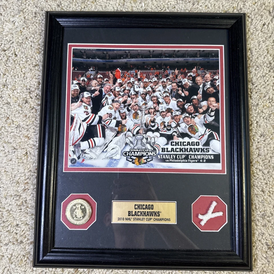 Foto enmarcada de los Chicago Blackhawks 2010 Stanley Cup Champ moneda de oro red pieza marco Foto 1 de 4