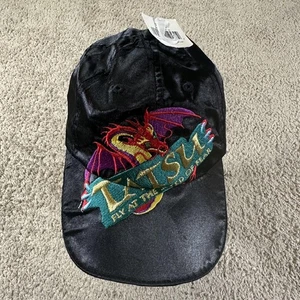 Six Flags Tatsu Mütze Kappe Riemen hinten Satin bestickt Drache Magic Mountain Herren - Bild 1 von 9