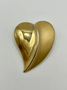 Broche prendedor Trifari corazón esculpido tono dorado vintage - Imagen 1 de 4