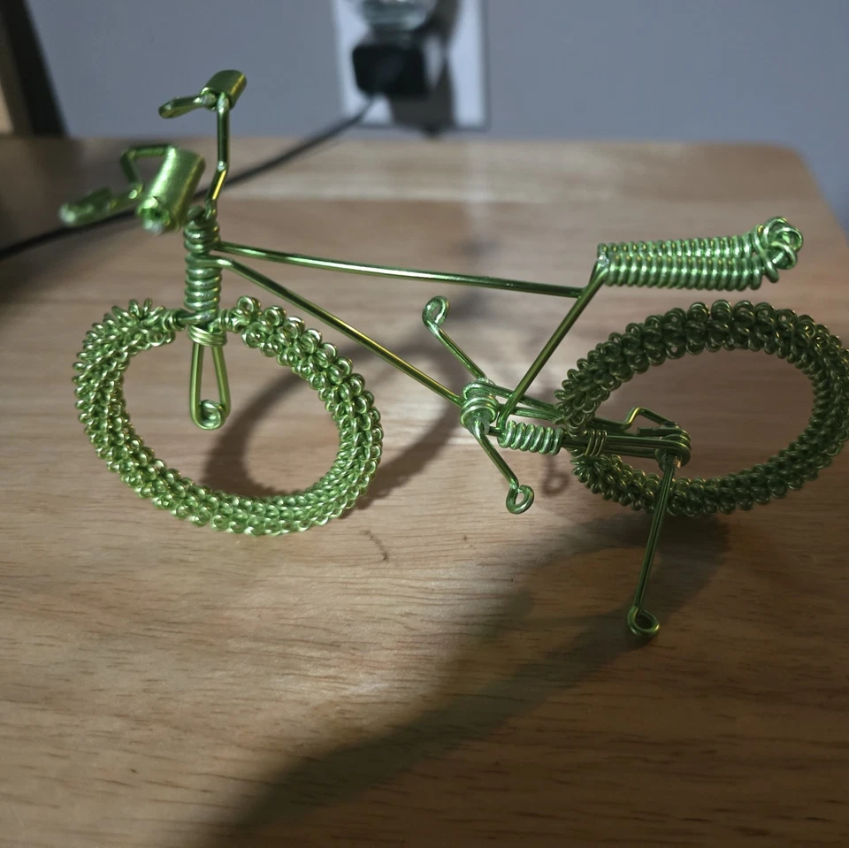 bicicleta de alambre hecha a mano Foto 1 de 4