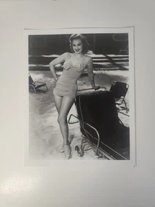 Virginia Mayo en traje de baño sobre arena 8x10 blanco y negro fotografía actriz pin up - Imagen 1 de 3
