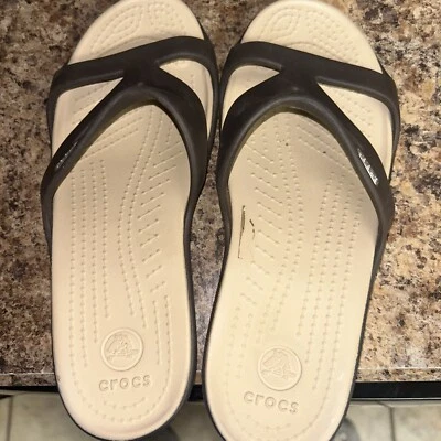 Sandalias de cuña Crocs para mujer talla 7 beige tostado marrón topo chanclas deslizables Foto 1 de 4