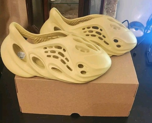 ** TAGLIA 4 Adidas Yeezy FOAM RNNR Runner SULFUR V6775 a mano SPEDIZIONE VELOCE **