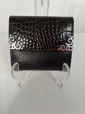 Cartera Brighton marrón cocodrilo cocodrilo en relieve doble pliegue esquinas plateadas, sin correa Foto 1 de 4