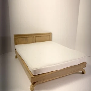 Cama Queen Moderna Mediados de Siglo Escala 1:12 Casa de Muñecas Miniaturas Acabado Roble Rubio - Imagen 1 de 5