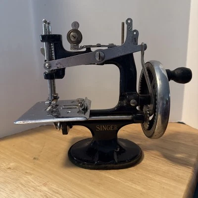 Máquina de coser vintage de manivela negra para niños Singer modelo 20 Foto 1 de 4