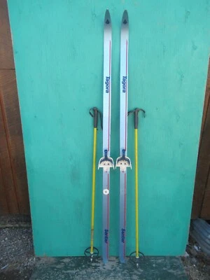 Esquís de nieve vintage de 70" de largo acabado color azul suave con bastones de esquí Foto 1 de 3