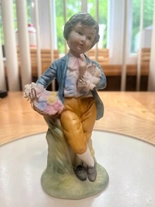 FIGURA VINTAGE DE NIÑO DE PORCELANA CAPODIMONTE CON RAMO DE FLORES - Imagen 1 de 6