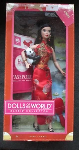 CHINA Passport Barbie - NRFB - Dolls of the World - Pink Label 2011 Panda - Bild 1 von 10