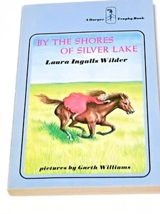 Vintage 1971 Laura Ingalls Wilder By The Shores Of Silver Lake Paperback - Imagen 1 de 7