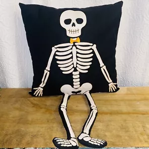 Isaac Mizrahi Halloween Cuscino da lancio scheletro con gambe pendenti 16x16 - Foto 1 di 5