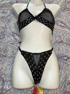 Conjunto de ropa interior de bikini de cuero con tachuelas con red Peek a Boo sujetador y tanga nuevo con etiquetas Foto 1 de 4