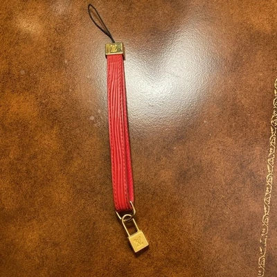 Louis Vuitton Rojo Teléfono/Bolso Dije - Usado en Excelente Condición Foto 1 de 3
