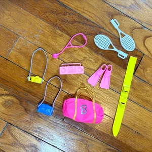 Lote De Colección Años 90 Barbie Accesorios Bolsa de Lona Boom Box Aletas Esquí Tenis - Imagen 1 de 2