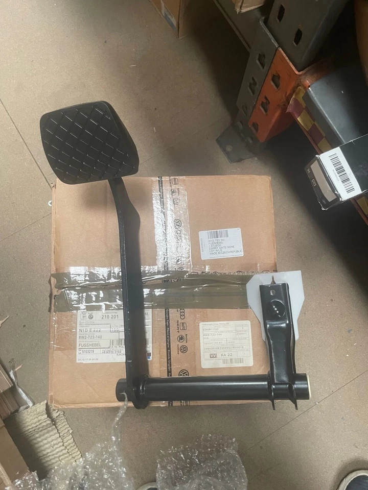 NEW GENUINE AUDI A4 A5 A6 A7 Q5 BRAKE PEDAL BRAND NEW AUTO MODELS 8W2 723 140 A - Image 1 of 1