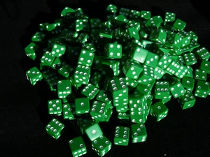 ¡DADOS VERDES con PIPS BLANCOS 16 mm (paquete de 100) bunco! - Imagen 1 de 4