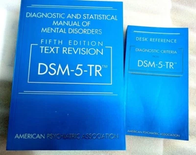 DSM-5 TR Paperback + riferimento DESK da DSM-5-TR 5a edizione Paperback 2022-... - Immagine 1 di 4