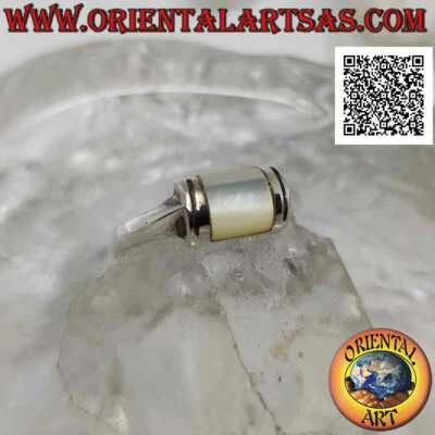 Anello in Argento 925‰ liscio con semi cilindro frontale con madreperla centrale - Immagine 1 di 4