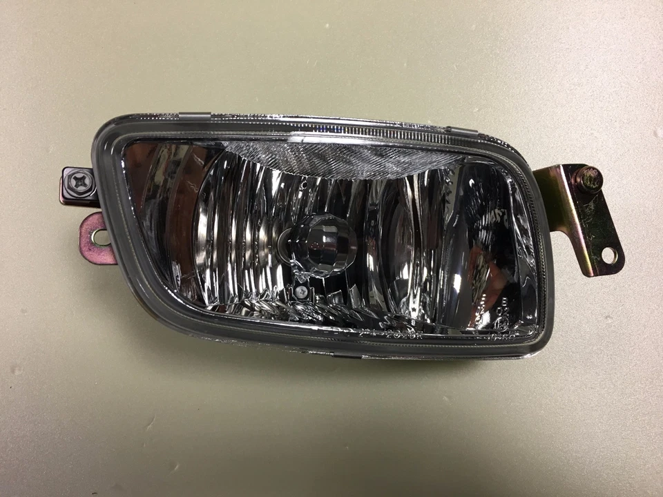 Faro antiniebla delantero lado derecho para MITSUBISHI Pajero / Montero / Shogun 2000 - 2003 Foto 1 de 4