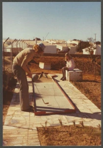 Golf Putting Hombre Joven Golf Bonita Mujer Joven Mala Última Fecha Color Instantánea - Imagen 1 de 1