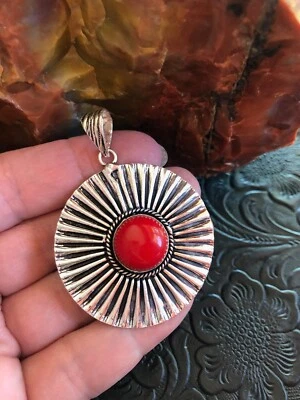 Colgante Sunburst Coral Rojo Simulado 2" Artesanal Suroeste Foto 1 de 3