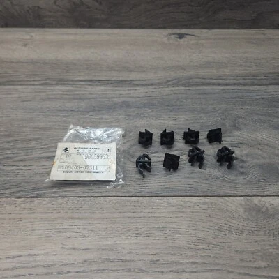 ADEQUADO PARA: 02 - 07 BRAÇADEIRA SUPORTE HASTE CAPÔ SUZUKI AERIO FABRICANTE DE EQUIPAMENTO ORIGINAL NOVO EM FOLHA PACOTE COM 8 - Imagem 1 de 4