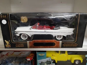 Road Signature 1961 Imperial Crown w/coin Diecast 1/18 - Picture 1 of 6