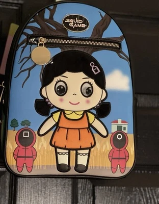 New Squid Game Young-hee Doll Lenticular Eyes Mini Backpack Foto 1 de 4
