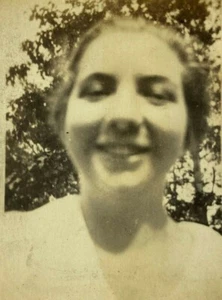 Frau lächelt in die Kamera verschwommen Selfie Gesicht schwarzweiß Foto 2,25 x 3 - Bild 1 von 3