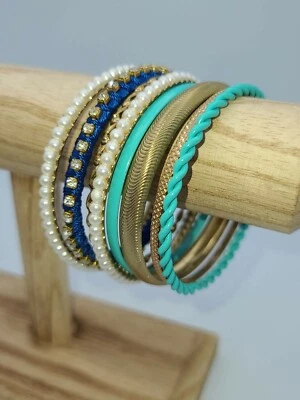 Juego de 8 brazaletes dorados apilables de diamantes de imitación, perlas, turquesa y azul marino Foto 1 de 4