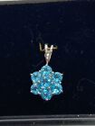 Lovely 9 Carat Hallmarked And Boxed White Gold And Blue Topaz Flower Pendant Je06