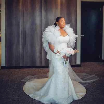 Vestidos de novia de sirena con apliques de encaje blanco de lujo mangas hinchadas Foto 1 de 4