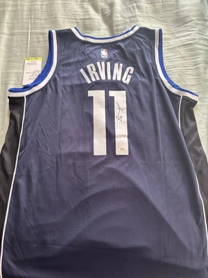 Camiseta deportiva autografiada firmada por Kyrie Irving de los Dallas Mavericks de baloncesto PSA ADN certificado de autenticidad  Foto 1 de 2