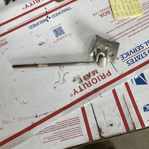 Nos 1957 1958 Ford RH Interior Sun Visor BAC-7004122-A Rod Right Bracket - Bild 1 von 7