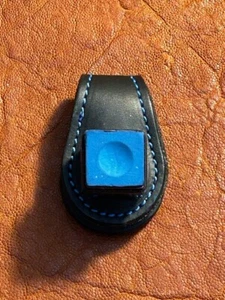 Biliardo Geek - Portagesso magnetico in pelle - Accessorio per la tua stecca da biliardo - Foto 1 di 2