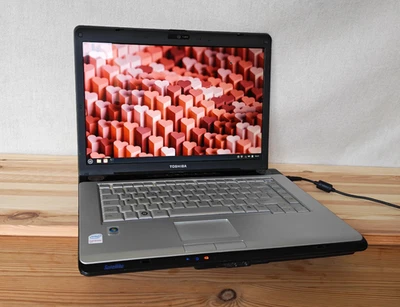 TOSHIBA Laptop/Notebook 15.4''/4GB RAM/500GB SSD/Linux Mint 22.2 + Rucksack - Bild 1 von 4
