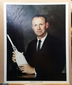 EL ASTRONAUTA DE LA NASA GERALD P. CARR (JERRY) FOTO AUTOGRAFIADA 8X10 - Imagen 1 de 1