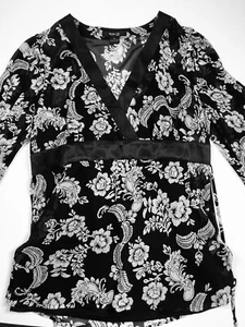 Top scollo a V Petite 10 trasparente floreale su tinta unita nero stile & co  - Foto 1 di 6