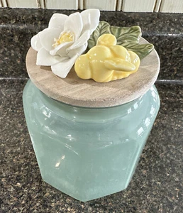 Contenedor de frasco verde embellecido de cerámica floral vintage Anthropologie - Imagen 1 de 11