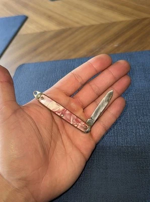 Navaja de Bolsillo Plegable Vintage Rosa Baquelita Perloide Remolino Años 60 MCM Foto 1 de 3