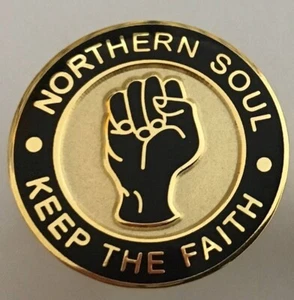 Pin insignia esmaltada Northern Soul Keep The Faith color negro y dorado - Imagen 1 de 2
