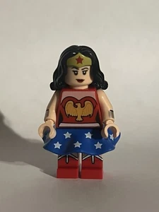 Lego Wonder Woman Minifigur aus DC Super Heroes 77906 - Bild 1 von 2