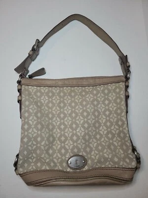Bolso de mano Fossil Silhouettes Maddox Bucket Signature Print con dije de llave  Foto 1 de 4