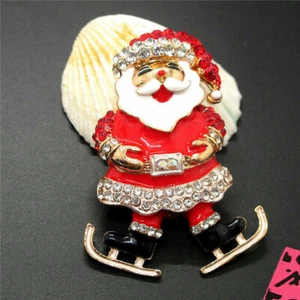 Weihnachtsmann auf Schlittschuhen Weihnachten Pin oder Anhänger Emaille mit Kristall Akzenten verpackt - Bild 1 von 5