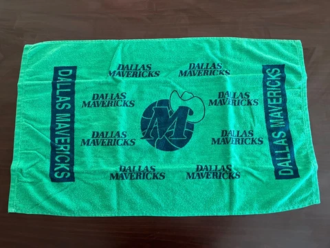 VINTAGE DALLAS MAVERICKS PLAYERS TOWEL - INFAMOUS BENCH TOWEL THAT BLED GREEN Cover