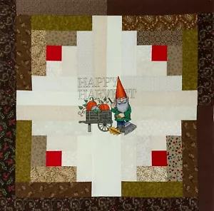Happy Harvest Gnome Table Topper Quilt Top para el otoño / Halloween bordado 28 x 28 - Imagen 1 de 2